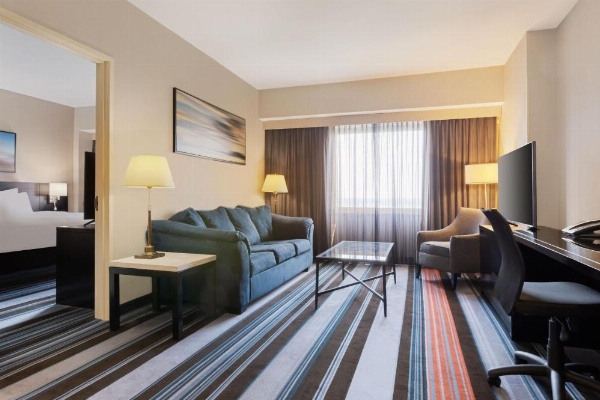 Courtyard by Marriott New York JFK Airport image 18