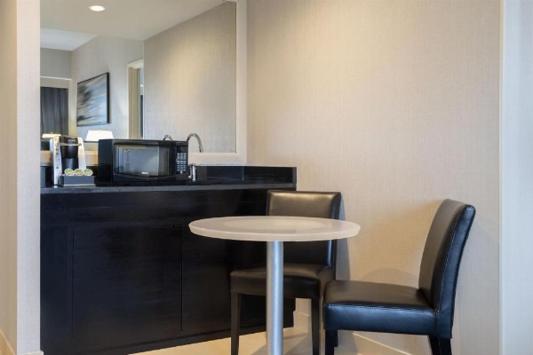 Courtyard by Marriott New York JFK Airport image 20